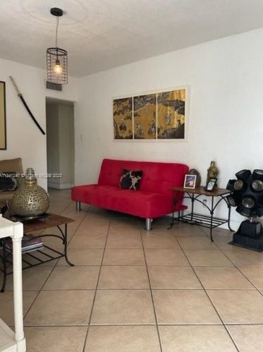 310 38th St, Hialeah, FL 33012-4328