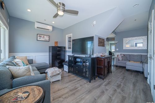 695 9th St, North Lindenhurst NY  11757-5543 exterior