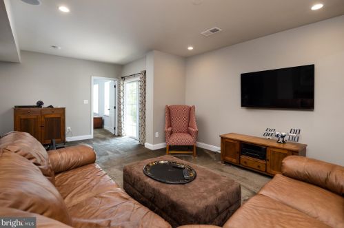 15909 Paynes Farm Dr, Haymarket VA  20169-8123 exterior