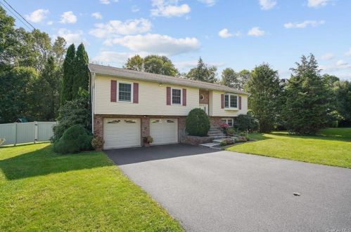 93 Lakeside Rd, Mahopac, NY 10541-3128