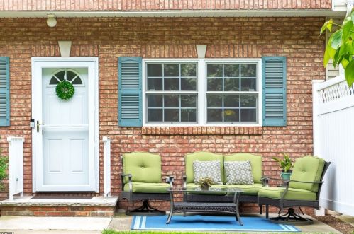 8 Riga Ct, Scotch Plains, NJ 07076-2059