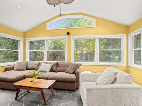 10 Pink Cloud Ct, Norwalk CT  06851-3310 exterior