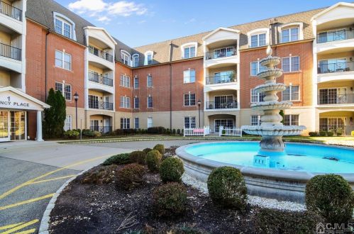106 Regency Pl, Woodbridge, NJ 07095-1030