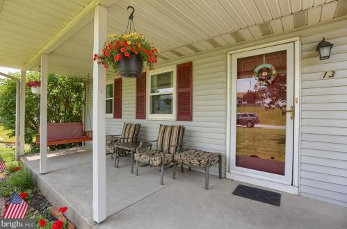 13 Solar Dr, Smithville, PA 17560-9677