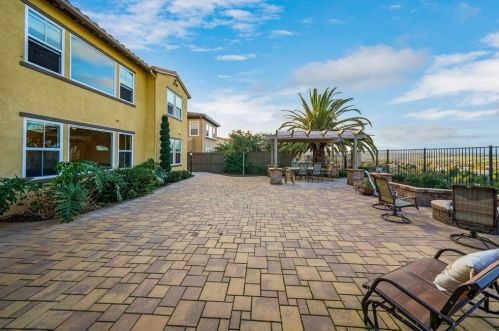 1050 Straightaway Ct, Oceanside CA  92057-1949 exterior