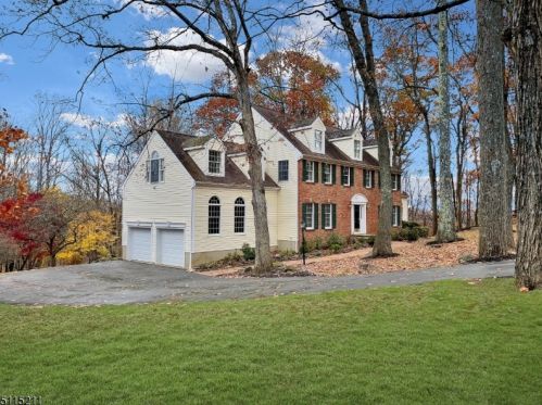 122 Forest Dr, Glen Gardner, NJ 08826-3200