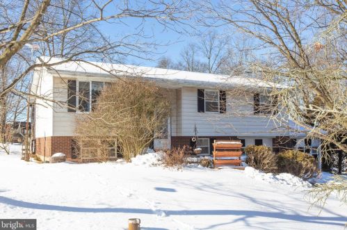 122 Township Line Rd, Gilbertsville, PA 19525-9703