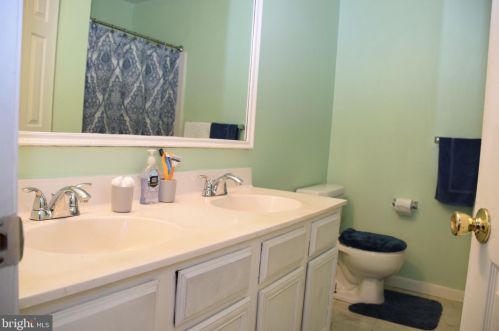 216 Stone Hurst Ct, New Castle DE  19720-3946 exterior