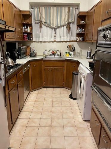2525 Holland Ave, Bronx, NY 10467-8703