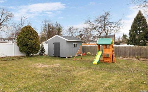 32 Leibrock Ave, North Lindenhurst NY 11757-1825 exterior