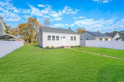 18 2nd Ave, Central Islip, NY 11722-3012