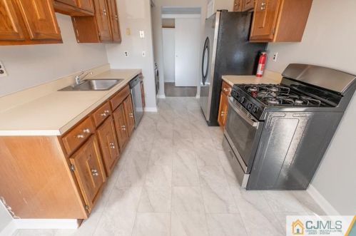 109 Sharon Garden Ct, Woodbridge NJ  07095-4308 exterior