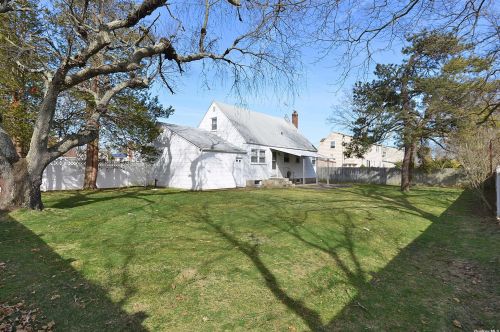 88 27th St, Copiague NY  11726-2622 exterior