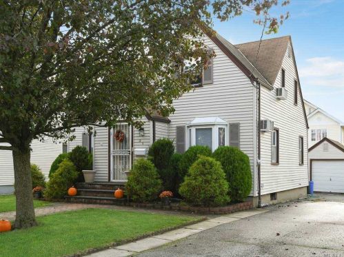 31 Irwin St, New Hyde Park, NY 11040-2413