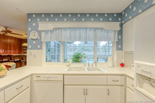 7440 Twin Sabal Dr, Hialeah FL  33014-2529 exterior