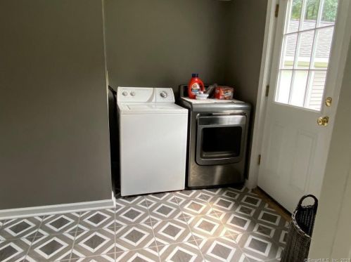 8 Cypress Rd, Uncasville CT  06382-1420 exterior