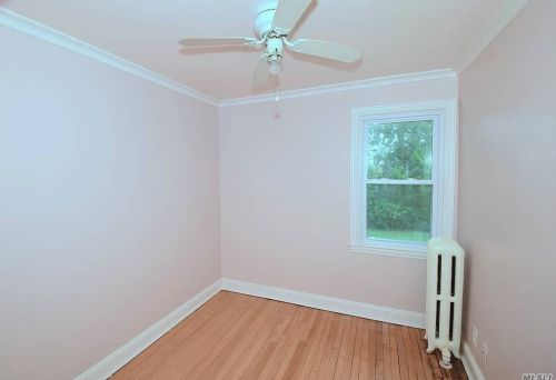 49 Gladys St, North Lindenhurst NY  11757-1202 exterior