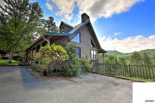 318 Raccoon Ridge Rd, Gatlinburg, TN 37738-5891