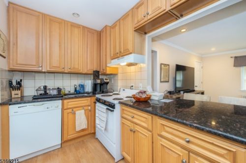 121 Burnside Ave, Cranford NJ  07016-2677 exterior