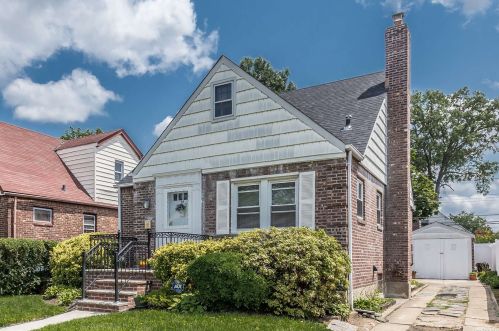 28 Huntley Rd, Floral Park, NY 11003-1407