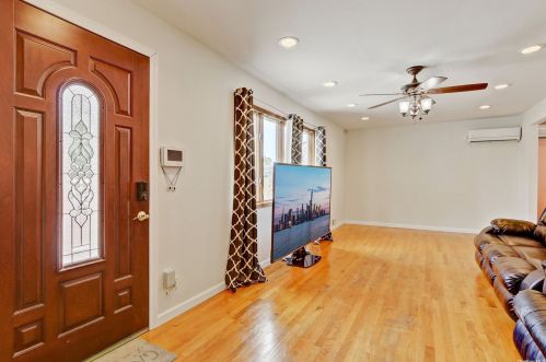 255 11th Ave, Babylon, NY 11704-3657