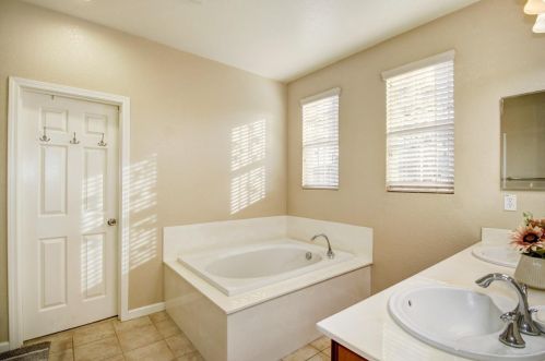 9872 Winkle Cir, Elk Grove CA  95757-6276 exterior