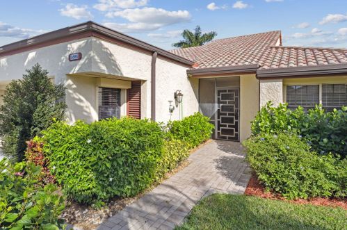 5666 Kiowa Cir, Boynton Beach, FL 33437-1901