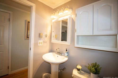 34 Lester St, United States Coast Guard Ac CT  06320-4327 exterior