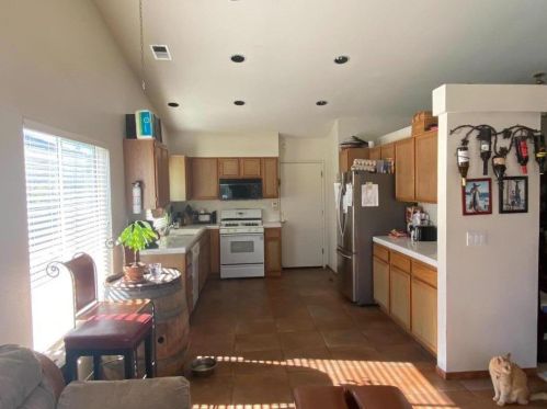 821 Capitola Dr, Hollister, CA 95023-7216
