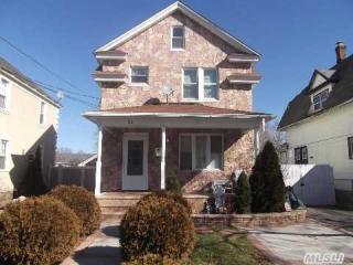 22 Catherine St, Hempstead, NY 11550-5705