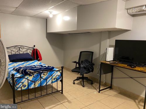 3057 Chesapeake Rd, Camden, NJ 08104-2824