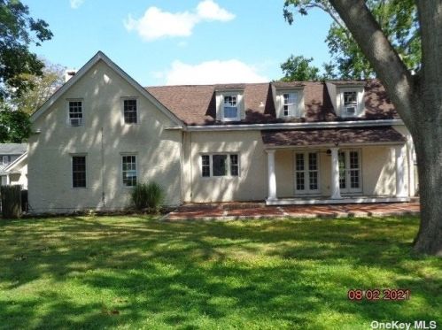 11 Deerfield Ct, Babylon, NY 11702-3611