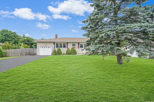 76 Smith Ave, Islip Manor, NY 11751-3910