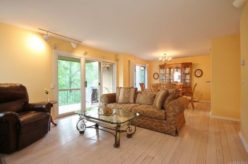 701 Eagle Bay Dr, Crotonville NY  10562-2372 exterior