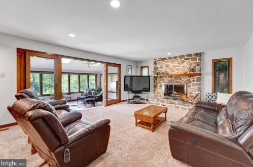 813 Marlboro Spring Rd, Kennett Sq PA  19348-1313 exterior