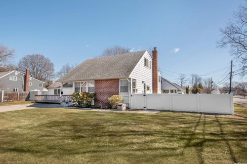19 Ember Ln, West Islip, NY 11795-2209