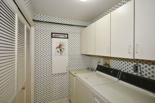 1005 Lakemont Dr, Bridgeville PA  15017-1262 exterior