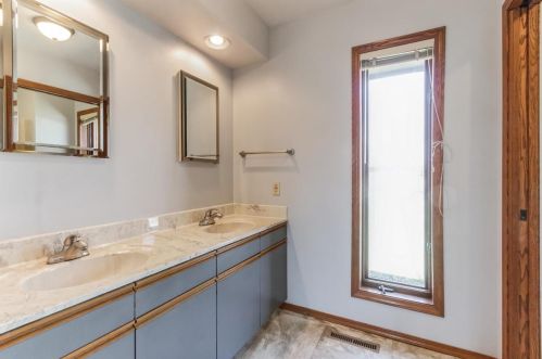 609 Orchard Ridge Rd, Dodgeville WI  53533-2002 exterior