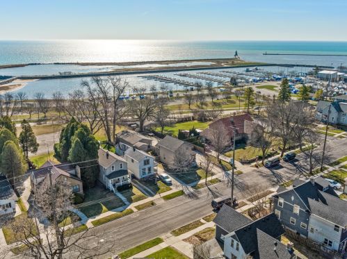 613 4th St, Manitowoc, WI 54220-3930