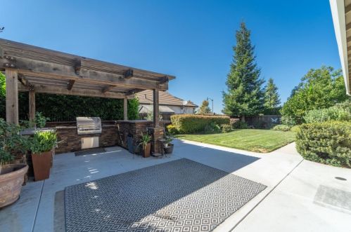 2275 Ravenbrook Ln, Manteca CA  95336-8329 exterior