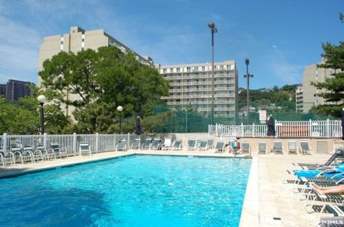 1055 River Rd, Edgewater NJ 07020-1364 exterior