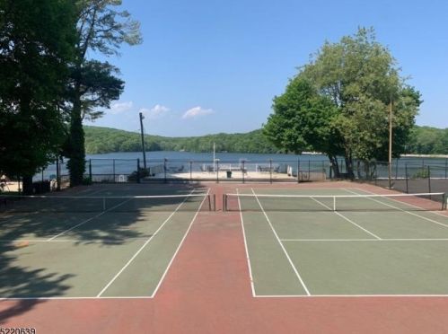 21 Lagoon Trl, Kinnelon NJ  07405-3310 exterior