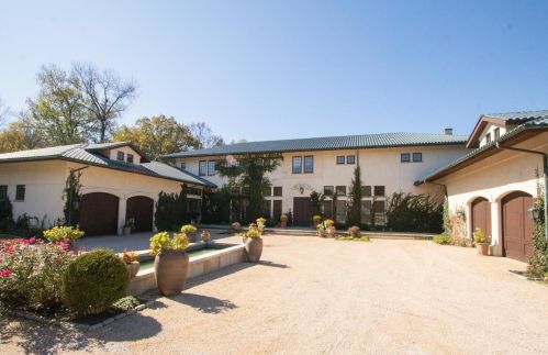 5775 Drake Rd, Cincinnati, OH 45243-3618