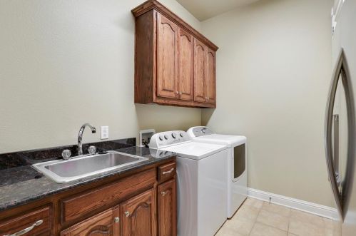 2209 Roadrunner Dr, Lewisville TX  75022-7885 exterior