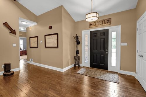 402 Prospect Rd, Evans City, PA 16033-7636