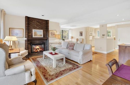 19 Tamarack Ln, Woodbury, CT 06798-3211