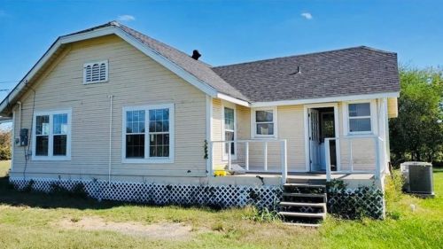 359 2nd St, Sealy, TX 77474-2226