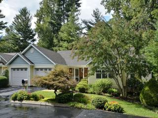 260 Charlestown Dr, Hendersonville, NC 28792-3536