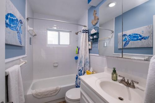 16 Corrine Pl, Key Largo FL 33037-4203 exterior