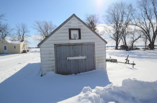 25011 Loomis Rd, Waterford WI  53185-1419 exterior